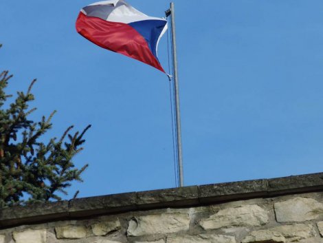 Pod československou - českou vlajkou na hradbách v Chrudimi je uklizeno
