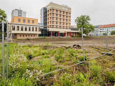 Posun rekonstrukce hotelu Bohemia a výstavby nového parkoviště? Zapomeňme!